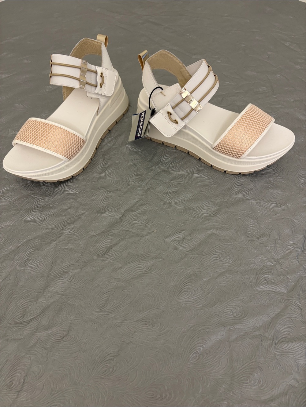 IGI&CO Sandals with Gold & Rose Gold Accent - Women's Comfort Sandals- Size 3